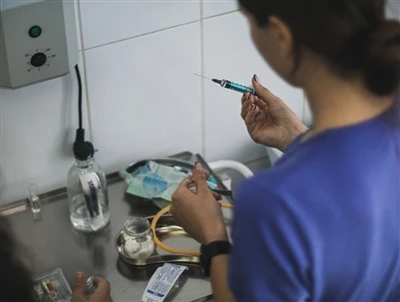 Dùng một lần Vs. Tái sử dụng: Chiến lược sản phẩm của các nhà sản xuất kim lấ...